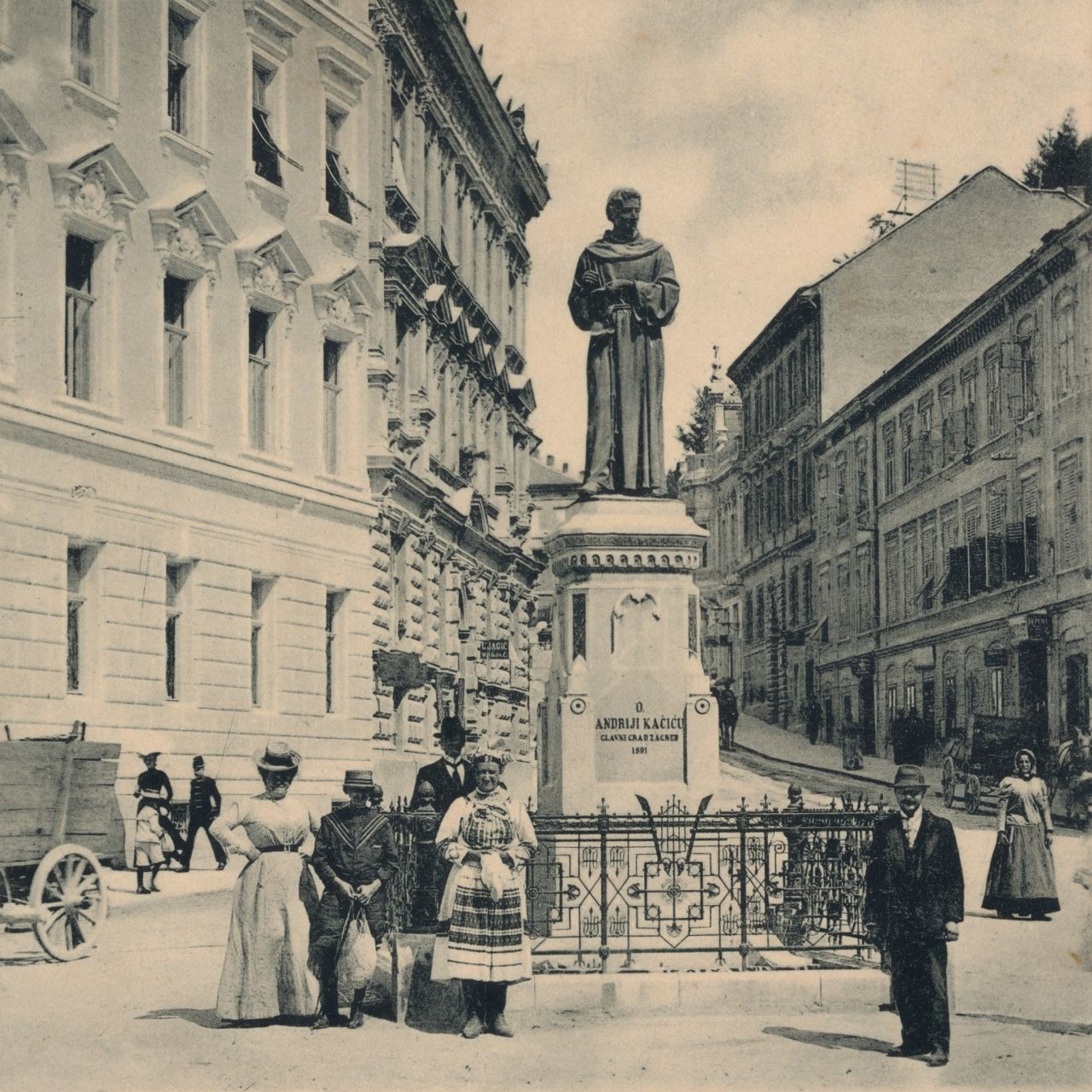 Mesnička ulica, spomenik Andriji Kačiću oko 1905. godine